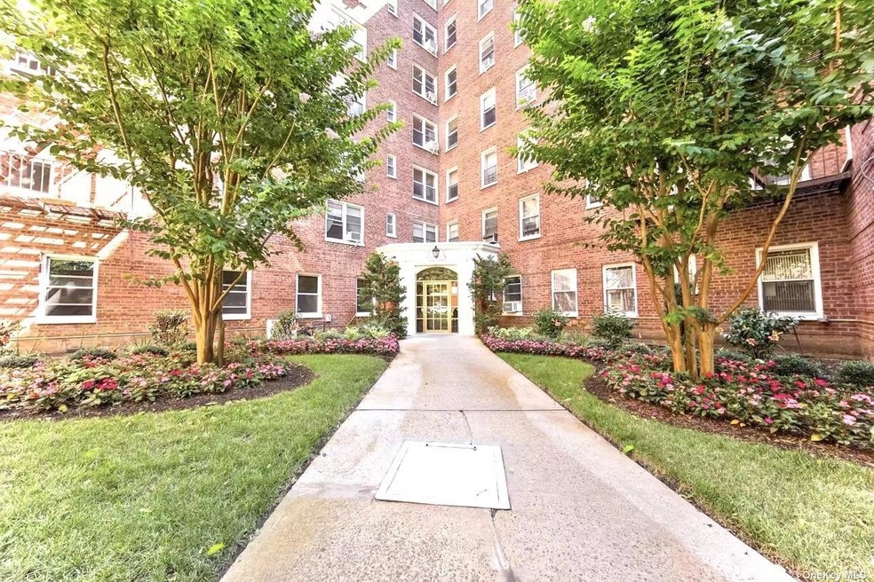 The Meadow Lake unit 4D, Forest Hills, NY 11375 - photo 1