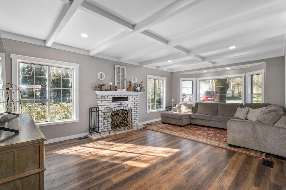 1621 Rounds Ave, Grants Pass, OR 97527 - photo 1