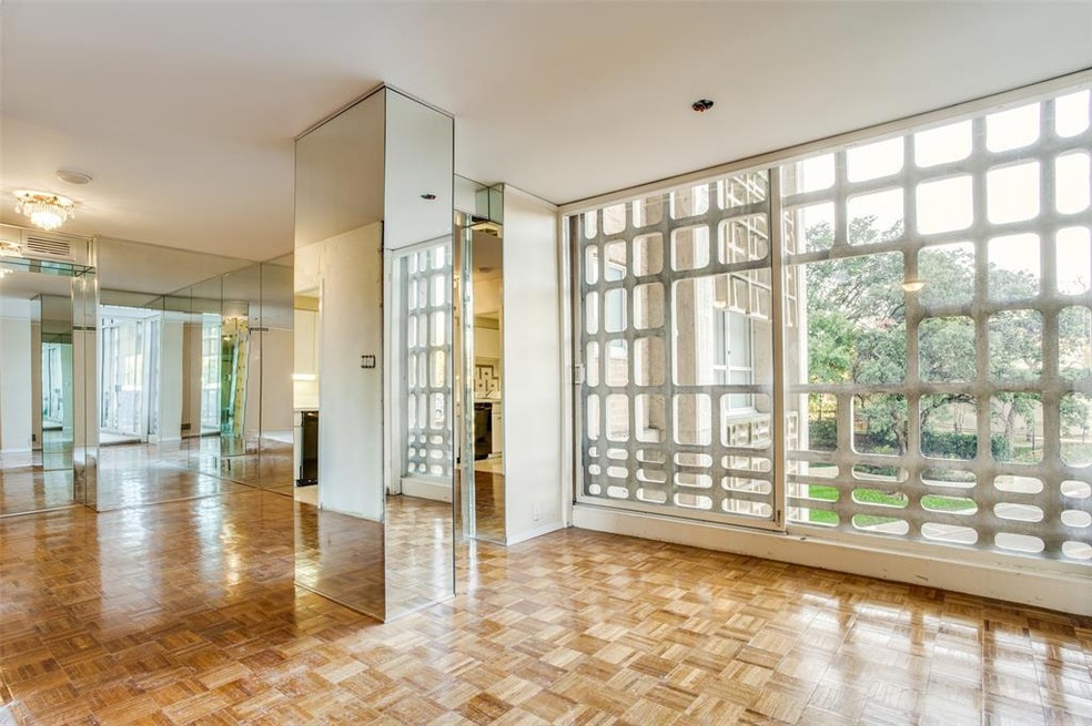 Sunroom / Dining Area