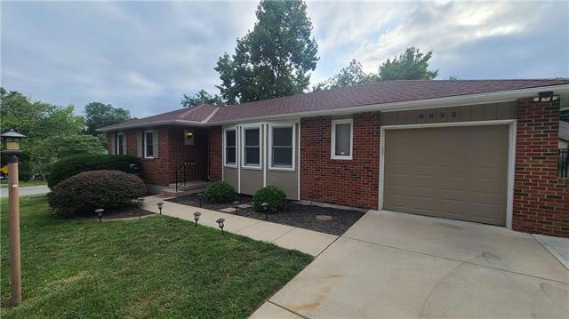 6832 Larsen Ln, Shawnee, KS 66203 - photo 1
