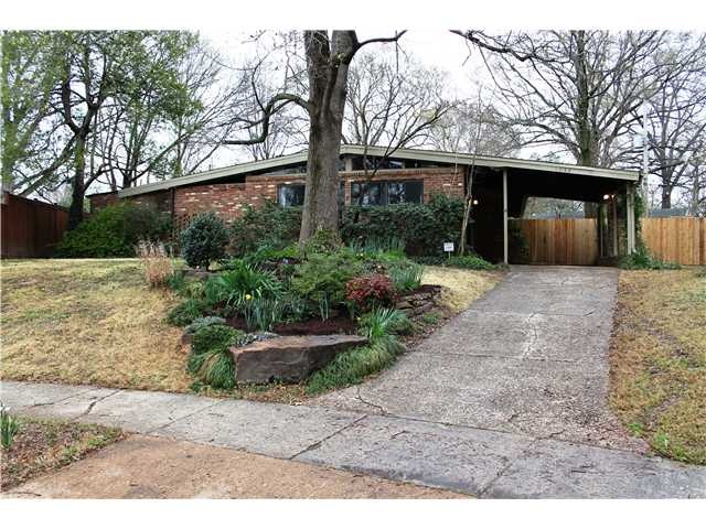 Charming East Memphis cove location.  Complete rem