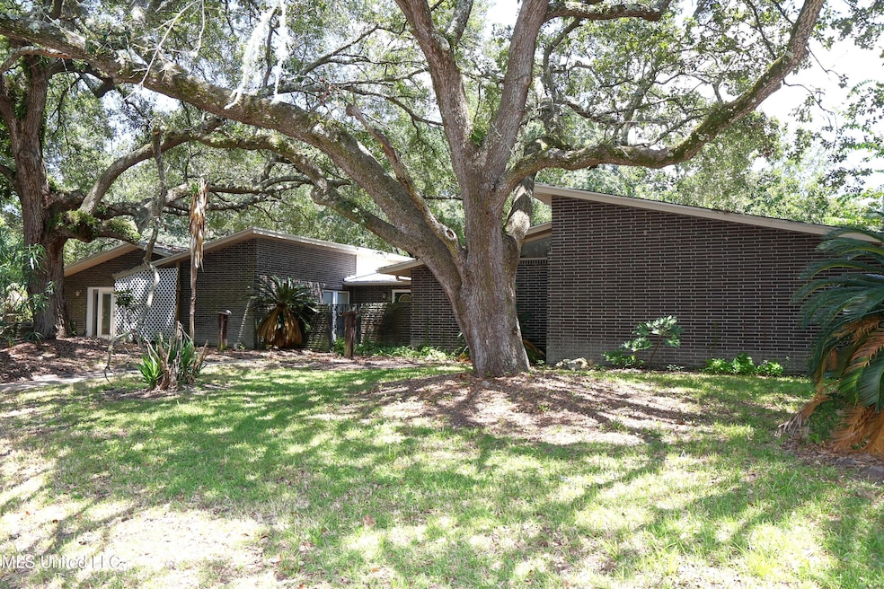 1040 Del Norte Cir, Pascagoula, MS 39581 - photo 1