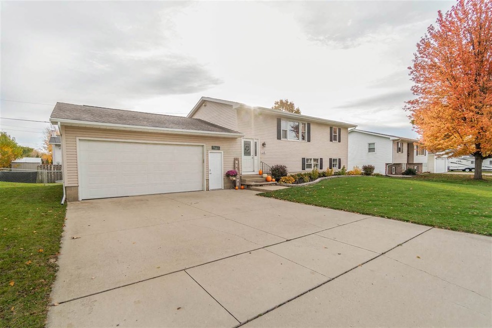 235 7th St, Jesup, IA 50648 - photo 1