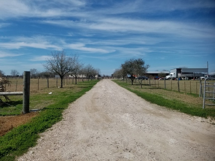 9610 E Creek Bend Dr, Needville, TX 77461 - photo 1