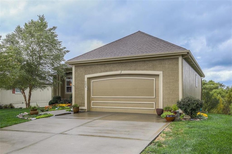 1524 Ventnor Ln, Raymore, MO 64083 - photo 1