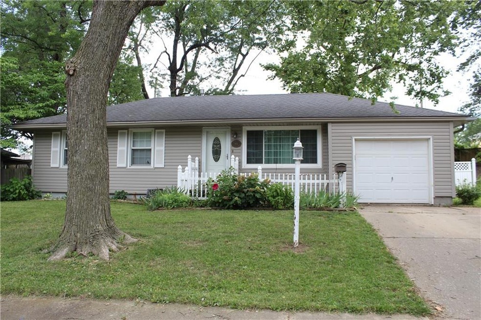 810 S South Summit Cir, Blue Springs, MO 64015 - photo 1