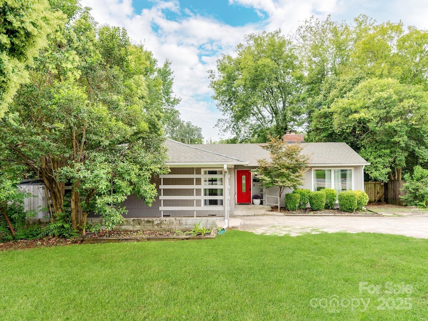 842 E Woodlawn Rd, Charlotte, NC 28209 - photo 1