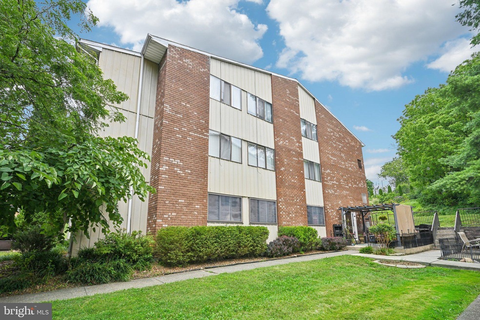 1553 Creekside Rd unit B21, Whitehall, PA 18052 - photo 1