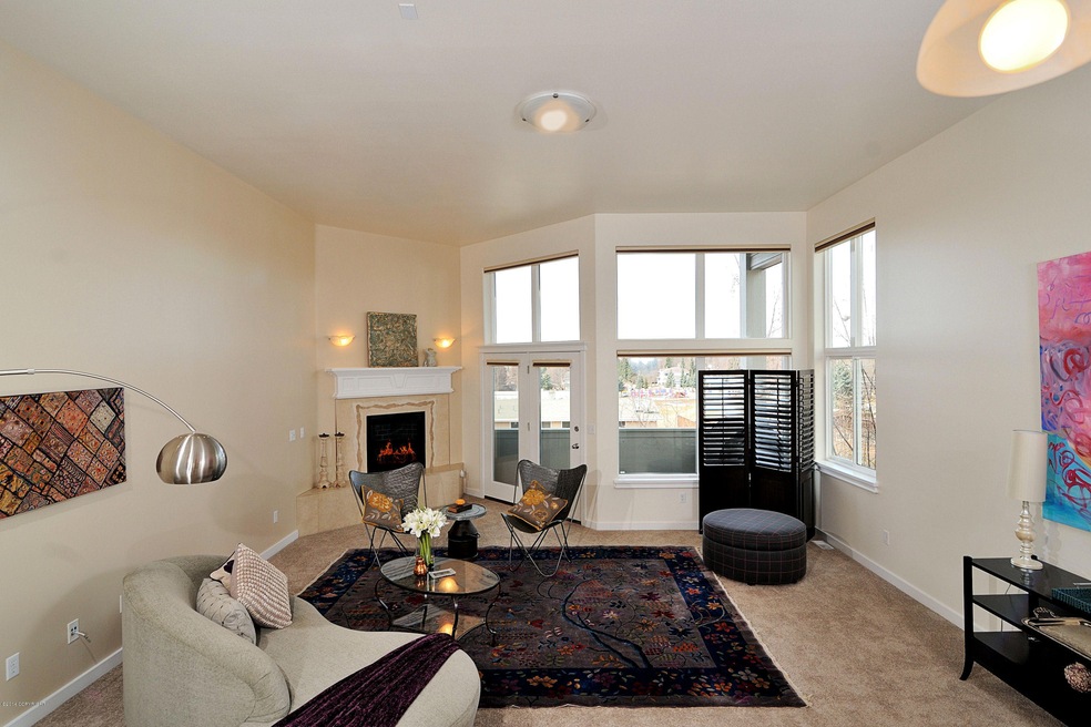 Living Room w/12 ft Ceilings & Light!