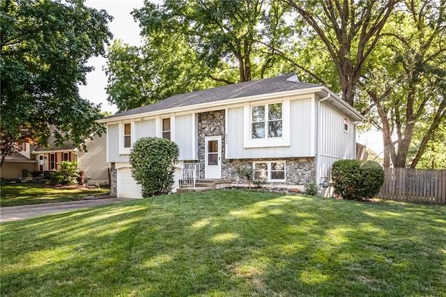 4813 Stearns Ln, Shawnee, KS 66203 - photo 1