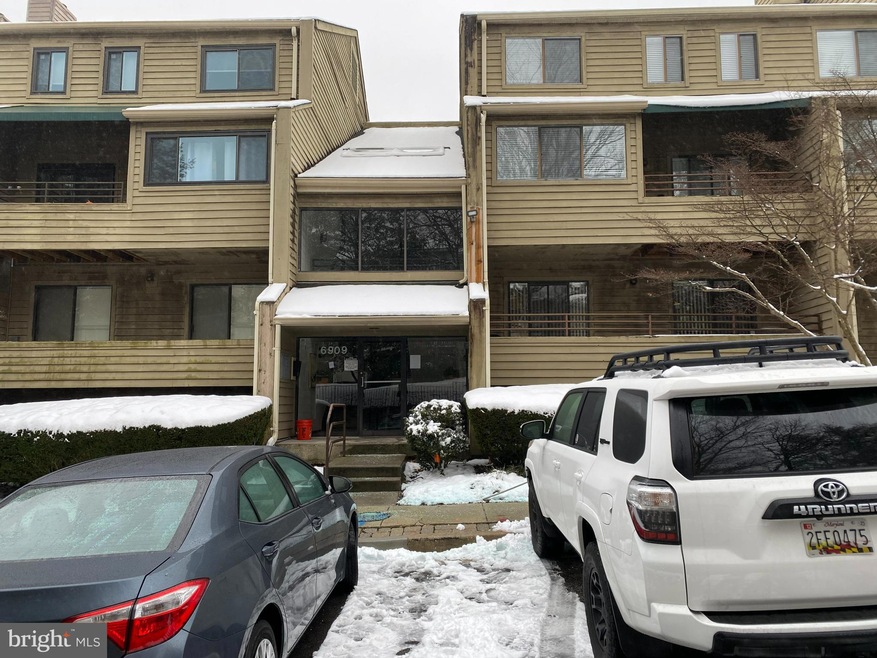 6909 Jones View Dr, Baltimore, MD 21209 - photo 1