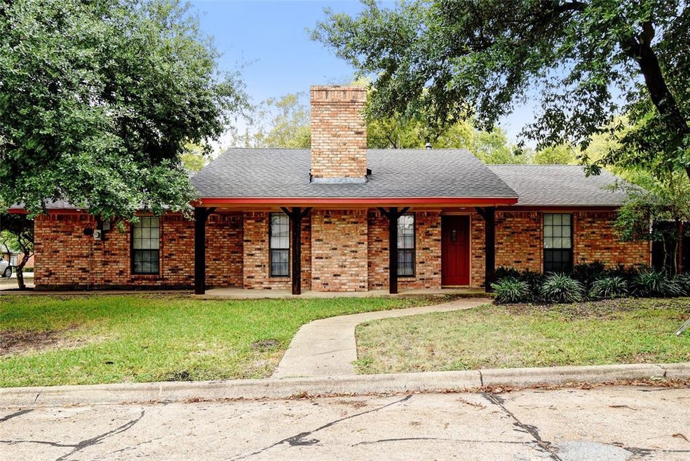 1500 N Gaines St, Ennis, TX 75119 - photo 1