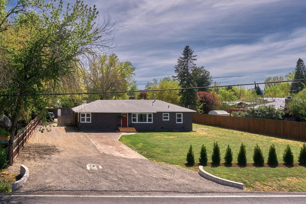 709 Beall Ln, Central Point, OR 97502 - photo 1