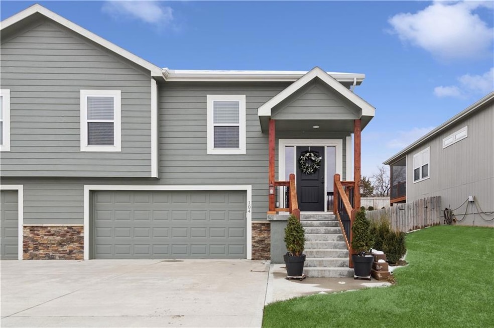 104 S Mc Gee St, Tonganoxie, KS 66086 - photo 1