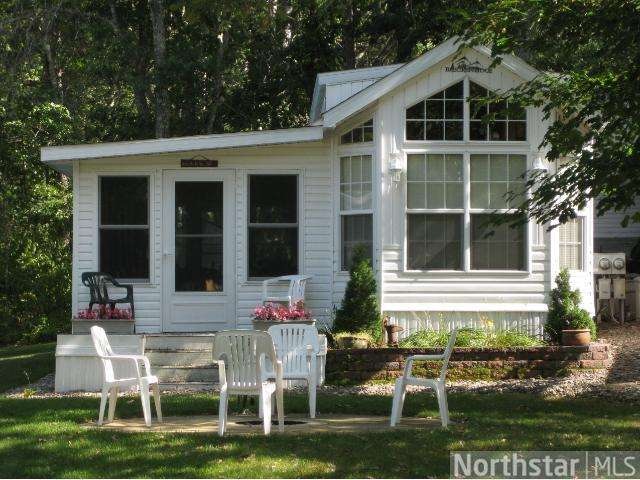 Immaculate 2004 Breckenridge park model. Shows lik