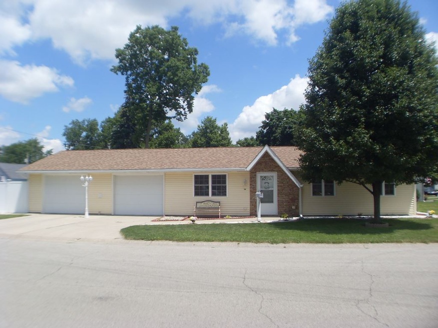 912 Phillip St, Auburn, IN 46706 - photo 1