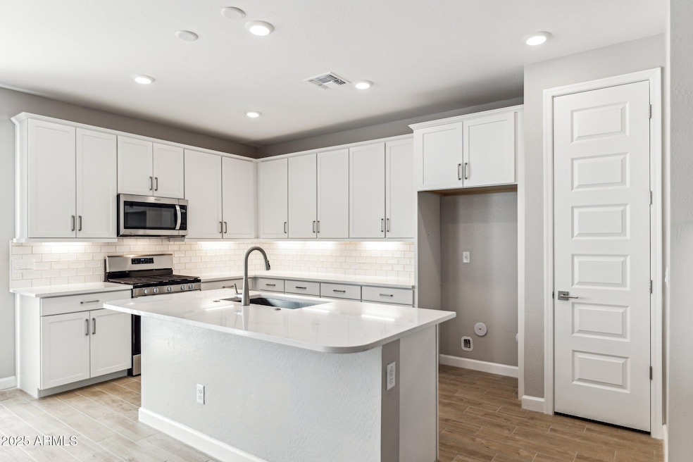 5841 E Zachary Dr, Phoenix, AZ 85054 - photo 1