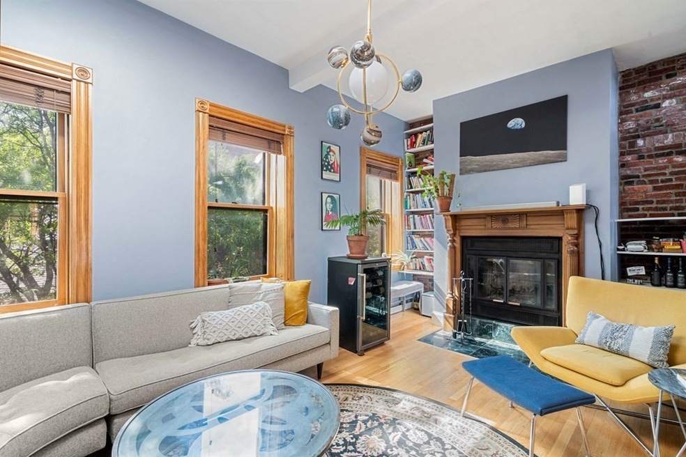 Sold $995,500 • Co-Listing Agent