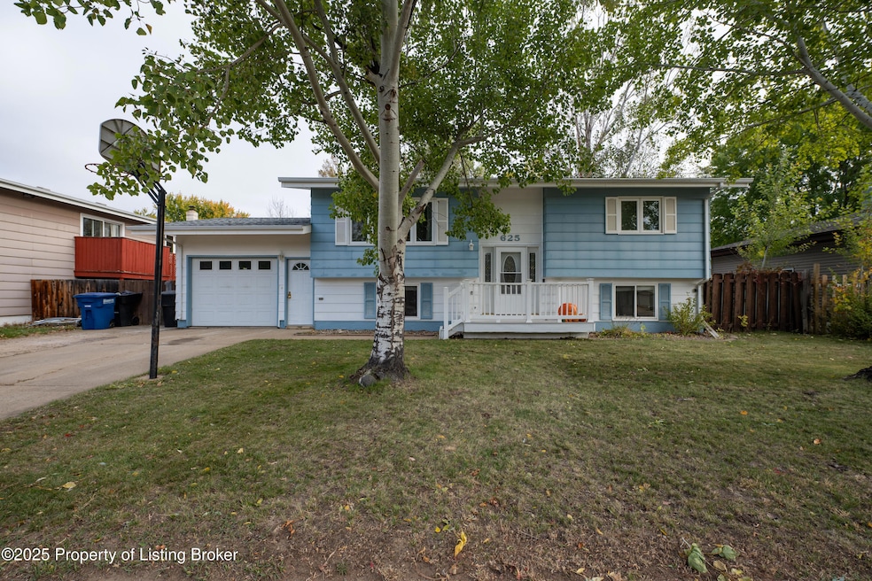 625 8th St E, Dickinson, ND 58601 - photo 1