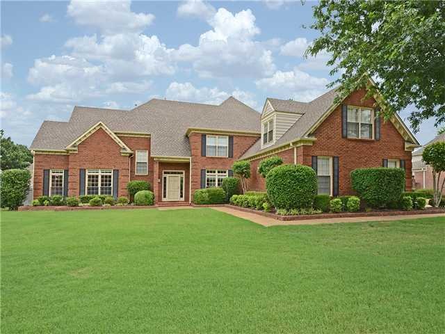 Fabulous move-in condition/meticulous owners! Ligh