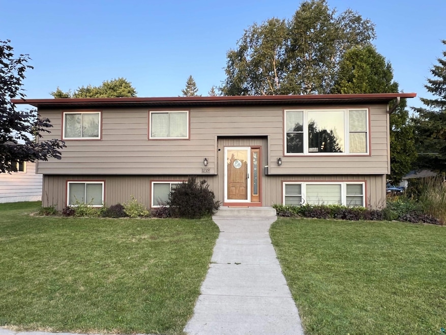 Raised ranch featuring a front lawn