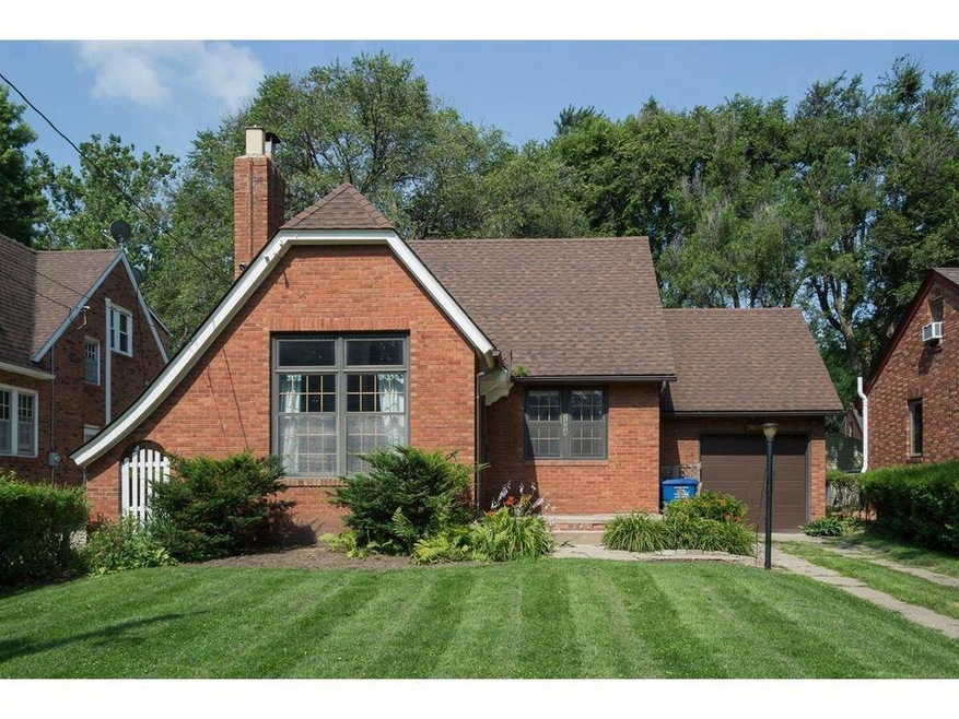 2808 43rd St, Des Moines, IA 50310 - photo 1