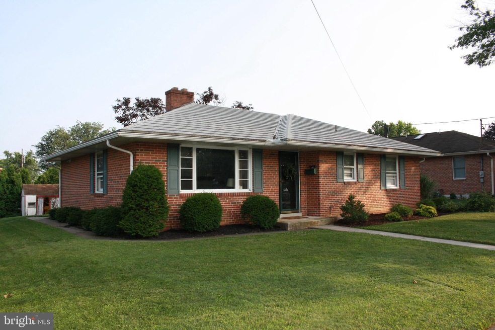 140 W Pine St, Palmyra, PA 17078 - photo 1