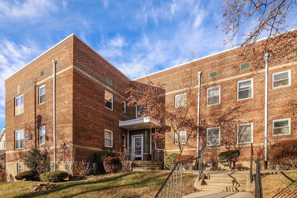 Front View of 565 Castleton