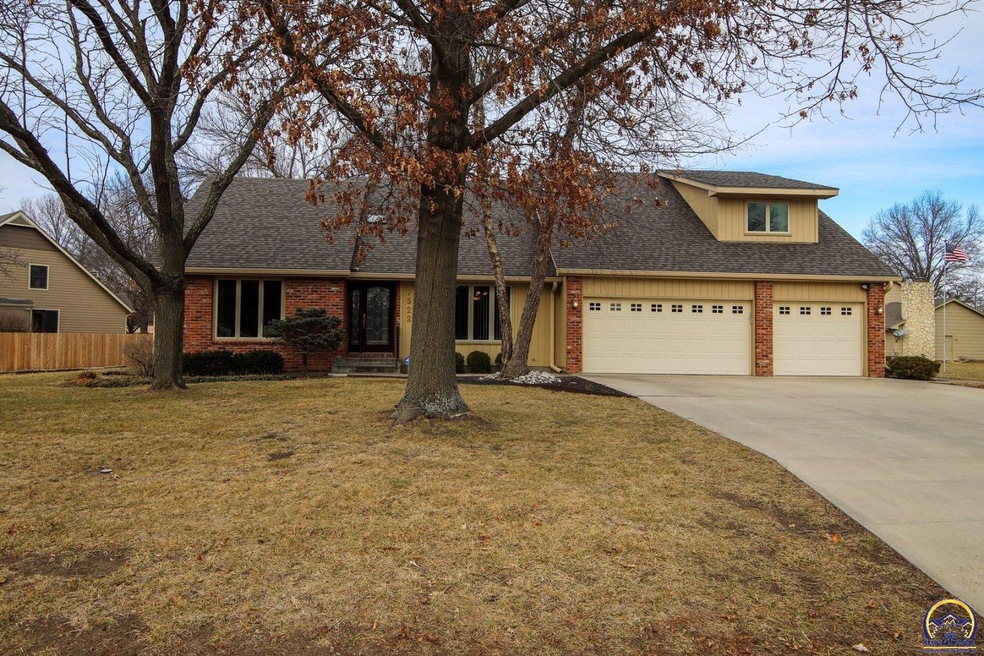 7522 SW Robinhood Ct, Topeka, KS 66614 - photo 1