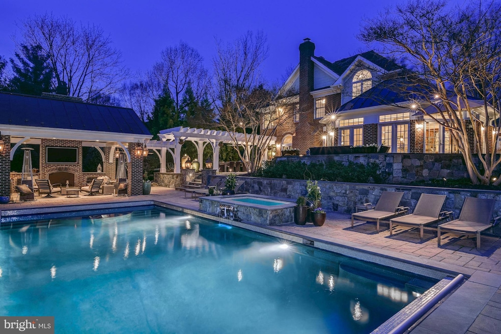 9001 Holly Leaf Ln, Bethesda, MD 20817 - photo 1