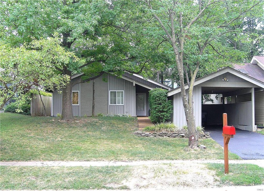 Updated vinyl and brick siding w/newer gutters, do