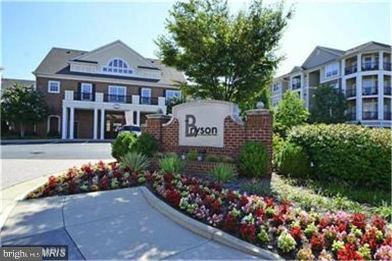 12957 Centre Park Cir unit 406, Herndon, VA 20171 - photo 1