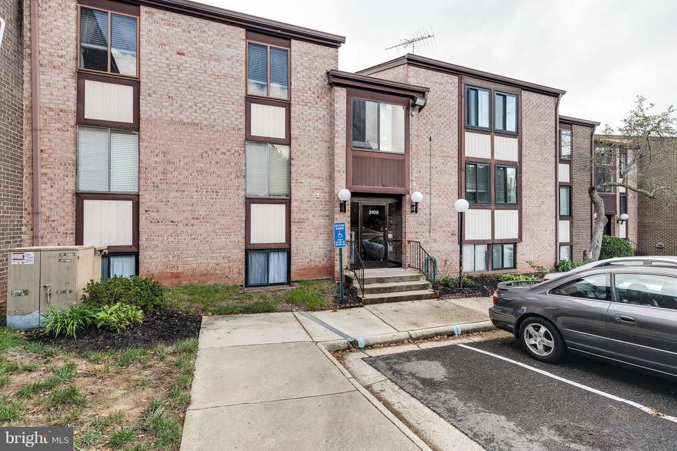 3109 Buccaneer Ct unit 102, Fairfax, VA 22031 - photo 1