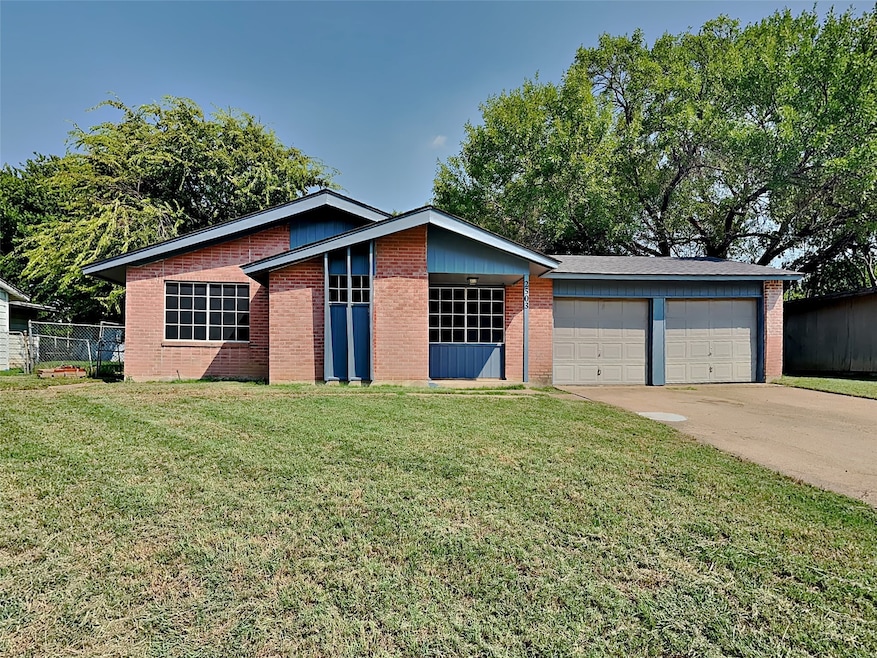 2503 Roberts Cir, Arlington, TX 76010 - photo 1