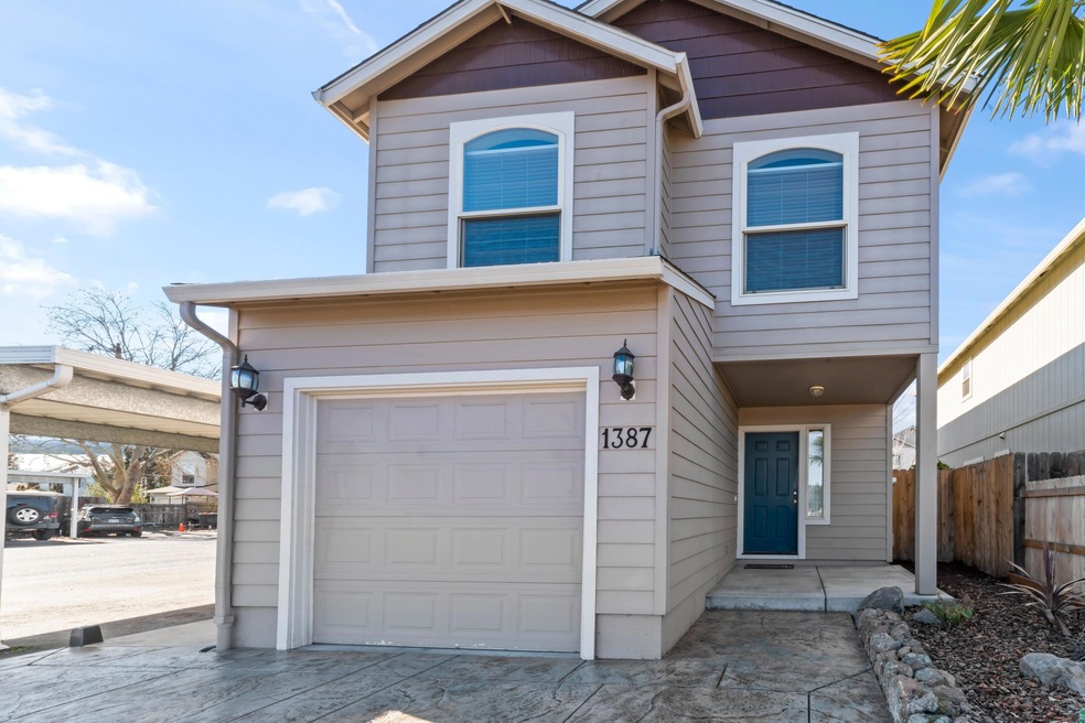 1387 Circlewood Dr, Central Point, OR 97502 - photo 1