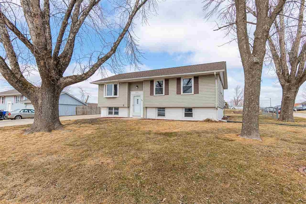 3514 Dunham Dr SW, Cedar Rapids, IA 52404 - photo 1