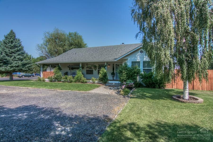 2353 SW Salmon Ave, Redmond, OR 97756 - photo 1