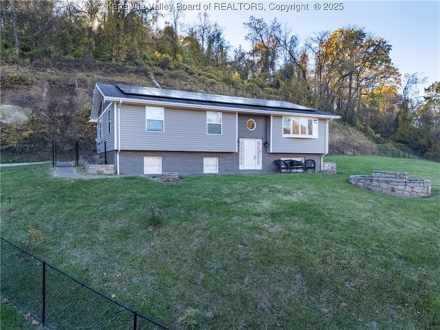 1817 Davis Cir, Charleston, WV 25387 - photo 1