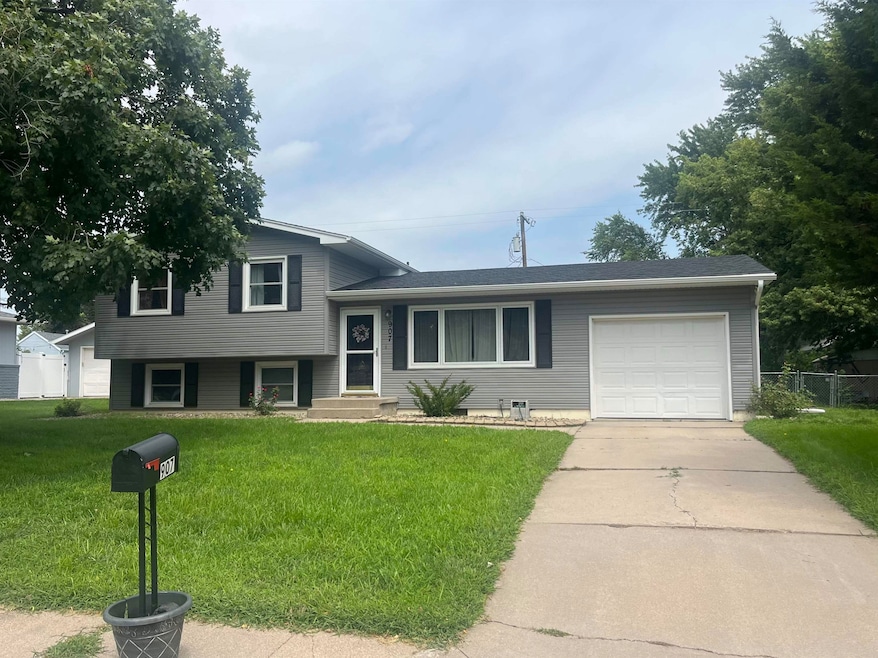 907 E 3rd St, Hastings, NE 68901 - photo 1