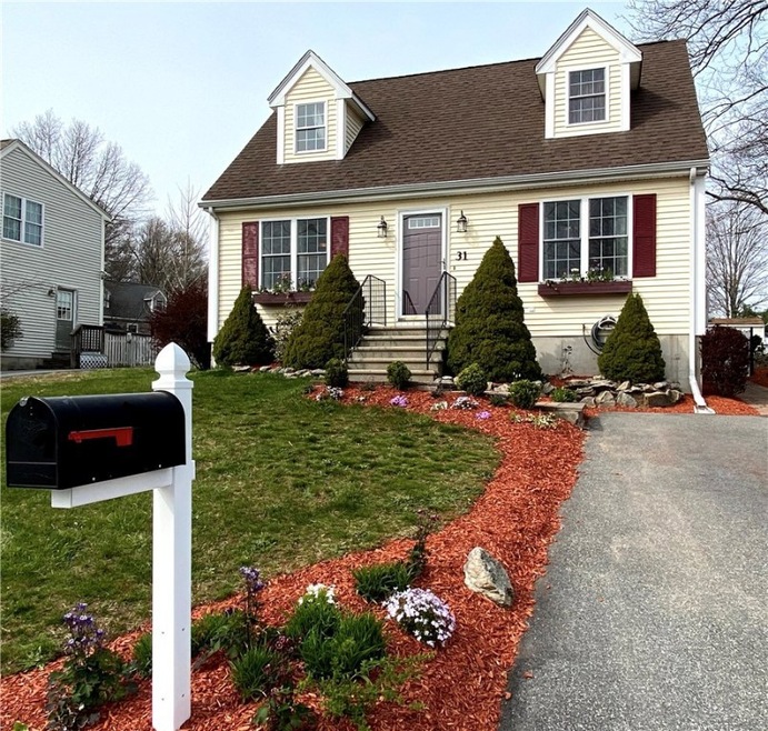 31 Edgewood Ave, Woonsocket, RI 02895 - photo 1