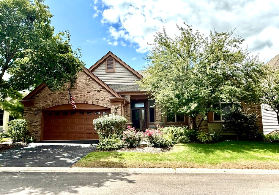 4 Greenbrier Ct, Lake In the Hills, IL 60156 - photo 1