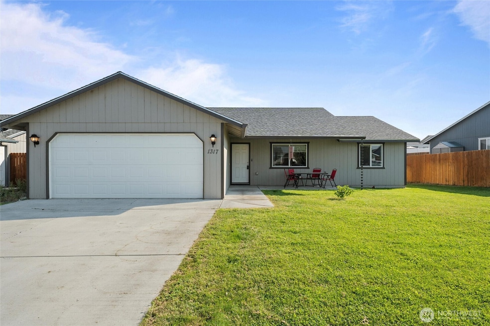 1317 W Electra St, Moses Lake, WA 98837 - photo 1