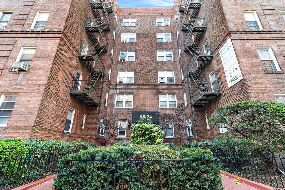 65-74 Saunders St unit 2B, Rego Park, NY 11374 - photo 1