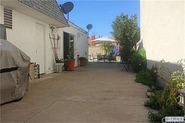 RV parking area OR large yard...perfect for gatherings or more parking!