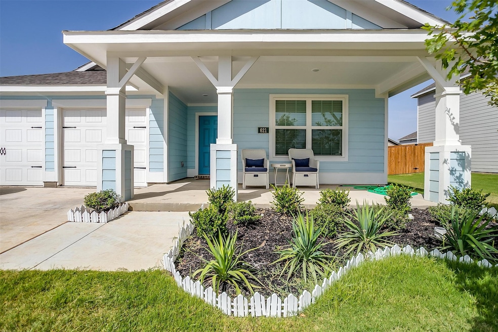 621 Mayfield Dr, Cleburne, TX 76031 - photo 1