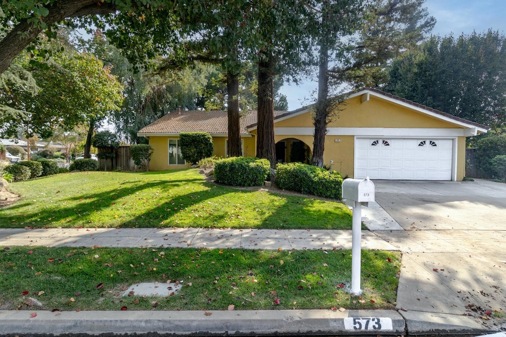 573 W Fremont Ave, Fresno, CA 93704 - photo 1