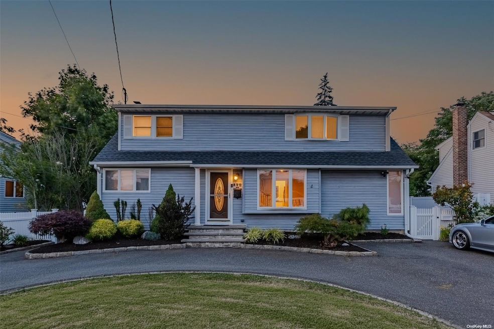 420 38th St, Lindenhurst, NY 11757 - photo 1