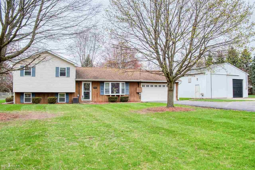 435 Elizabeth Dr, Owosso, MI 48867 - photo 1