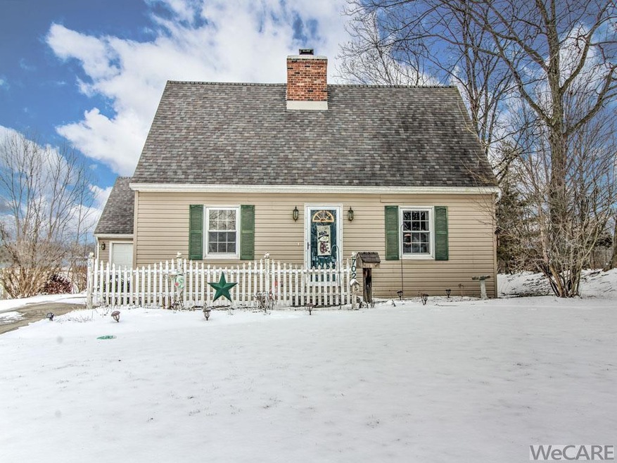 702 N Blackhoof St, Wapakoneta, OH 45895 - photo 1