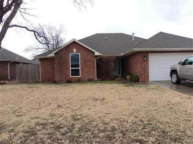 1933 Ridge Crest Dr, Shawnee, OK 74804 - photo 1